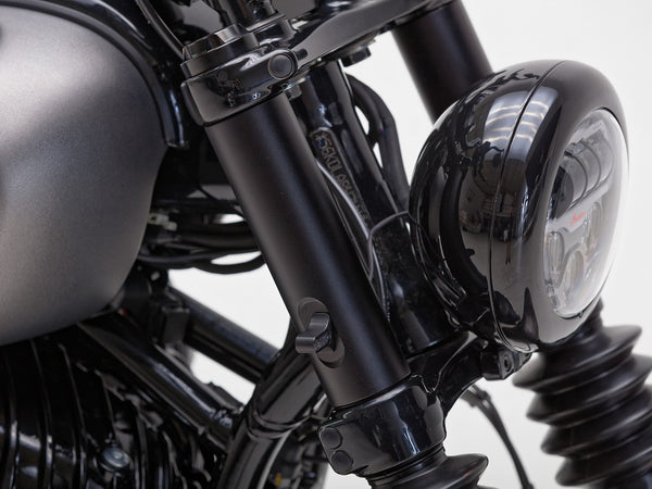 Triumph Bonneville Bobber  - Cover front fork tubes with indicators